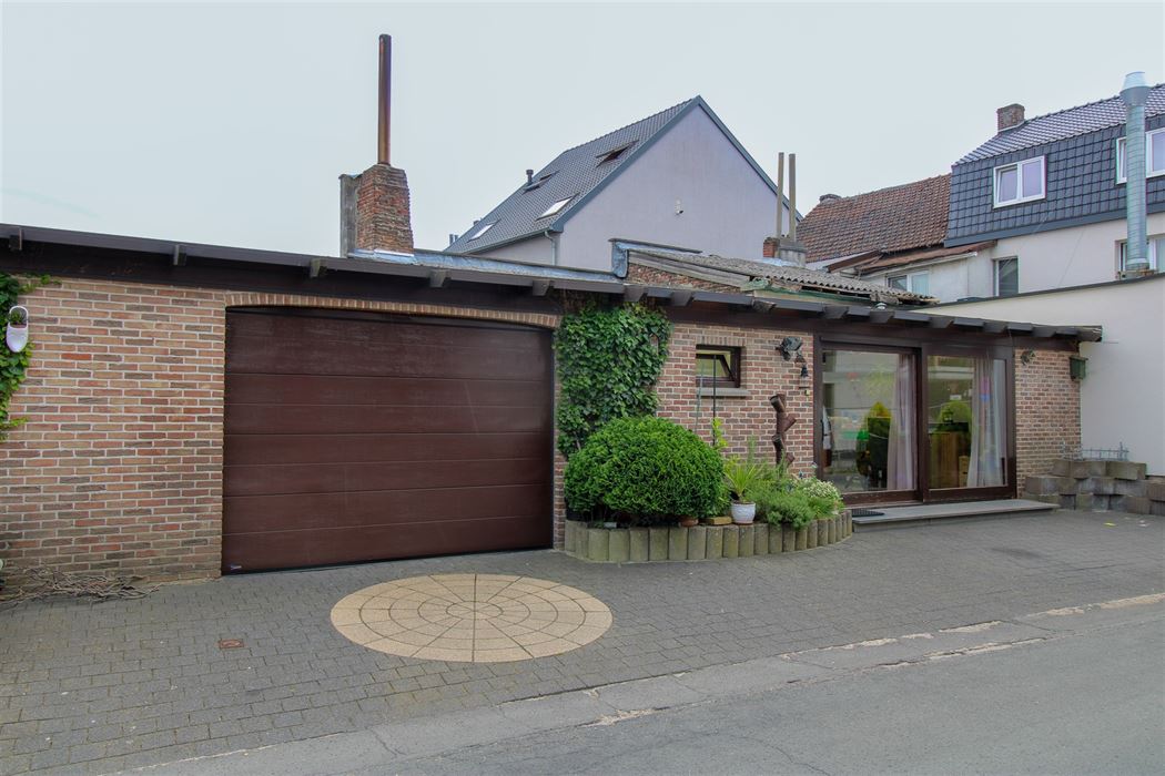 Handelspand met woonst te koop gelegen op toplocatie in Maasmechelen!