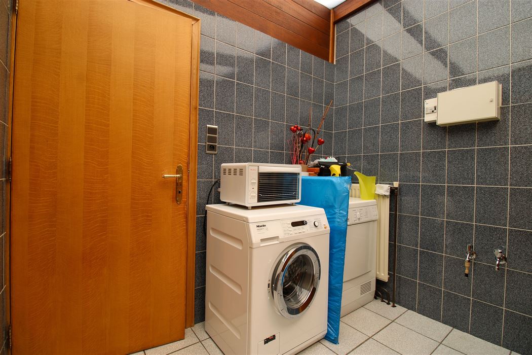 Handelspand met woonst te koop gelegen op toplocatie in Maasmechelen!