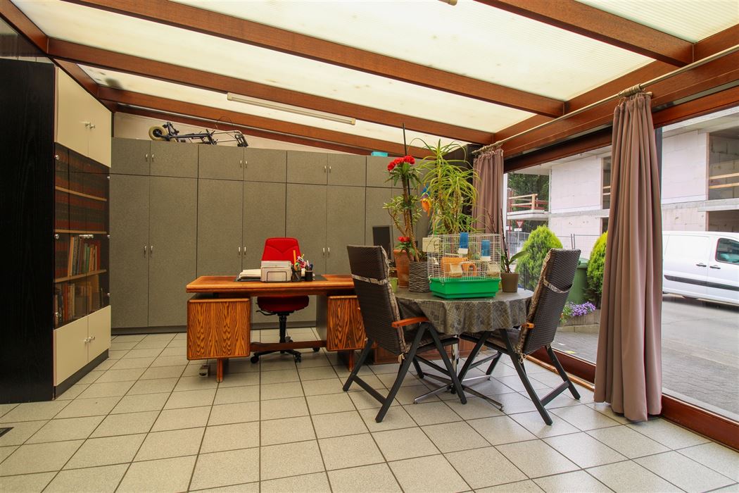 Handelspand met woonst te koop gelegen op toplocatie in Maasmechelen!