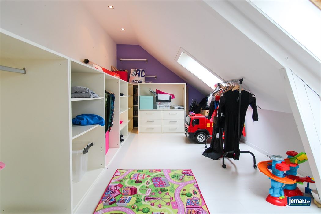 Instapklare en energiezuinige gezinswoning met 5 slaapkamers, zwembad en topligging in Rekem – comfort en ruimte verzekerd!