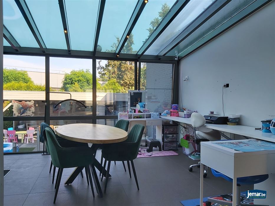 Instapklare en energiezuinige gezinswoning met 5 slaapkamers, zwembad en topligging in Rekem – comfort en ruimte verzekerd!