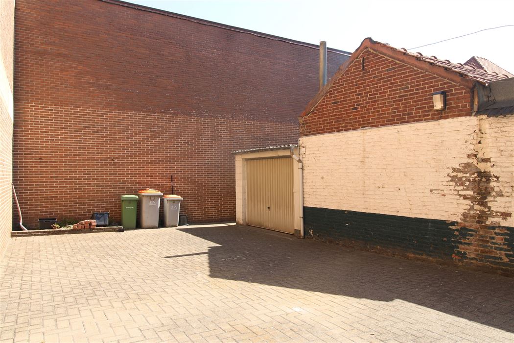 Karaktervol handelspand met woonst op toplocatie – ideaal om wonen en werken te combineren in het hart van Maasmechelen!