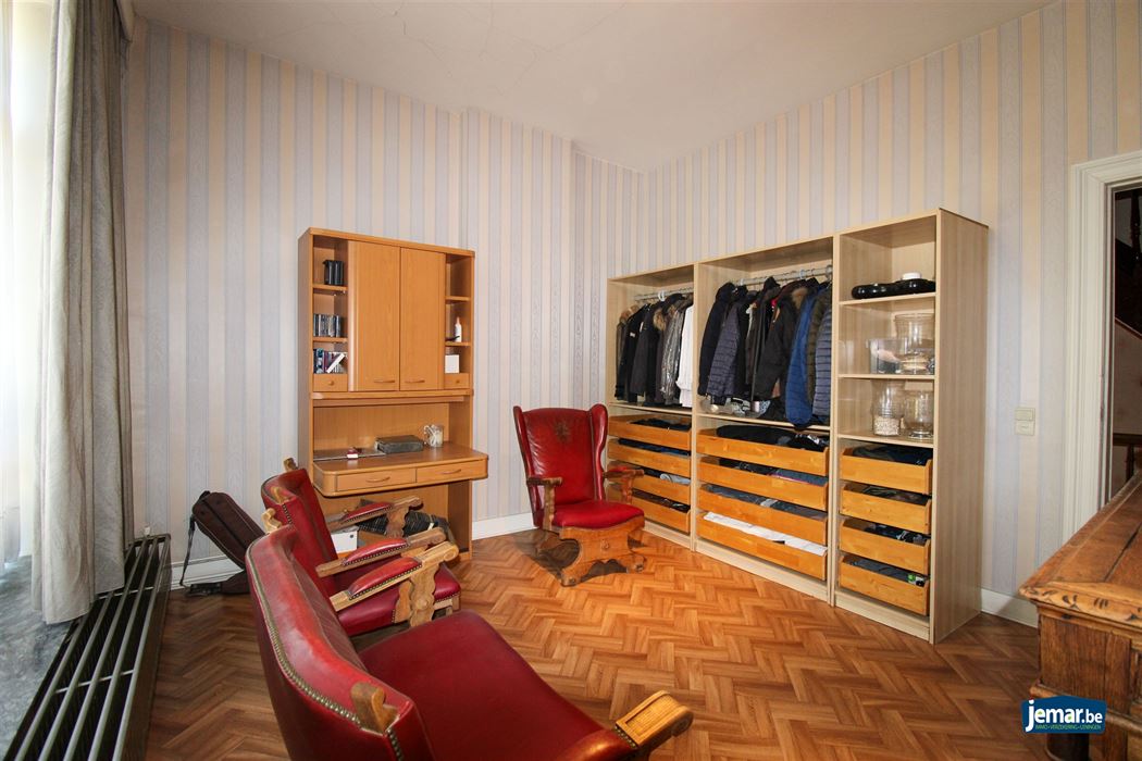 Karaktervol handelspand met woonst op toplocatie – ideaal om wonen en werken te combineren in het hart van Maasmechelen!