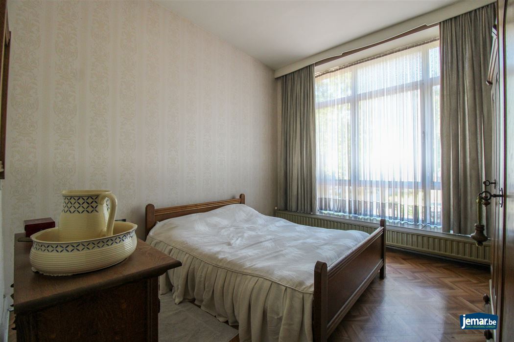 Karaktervol handelspand met woonst op toplocatie – ideaal om wonen en werken te combineren in het hart van Maasmechelen!