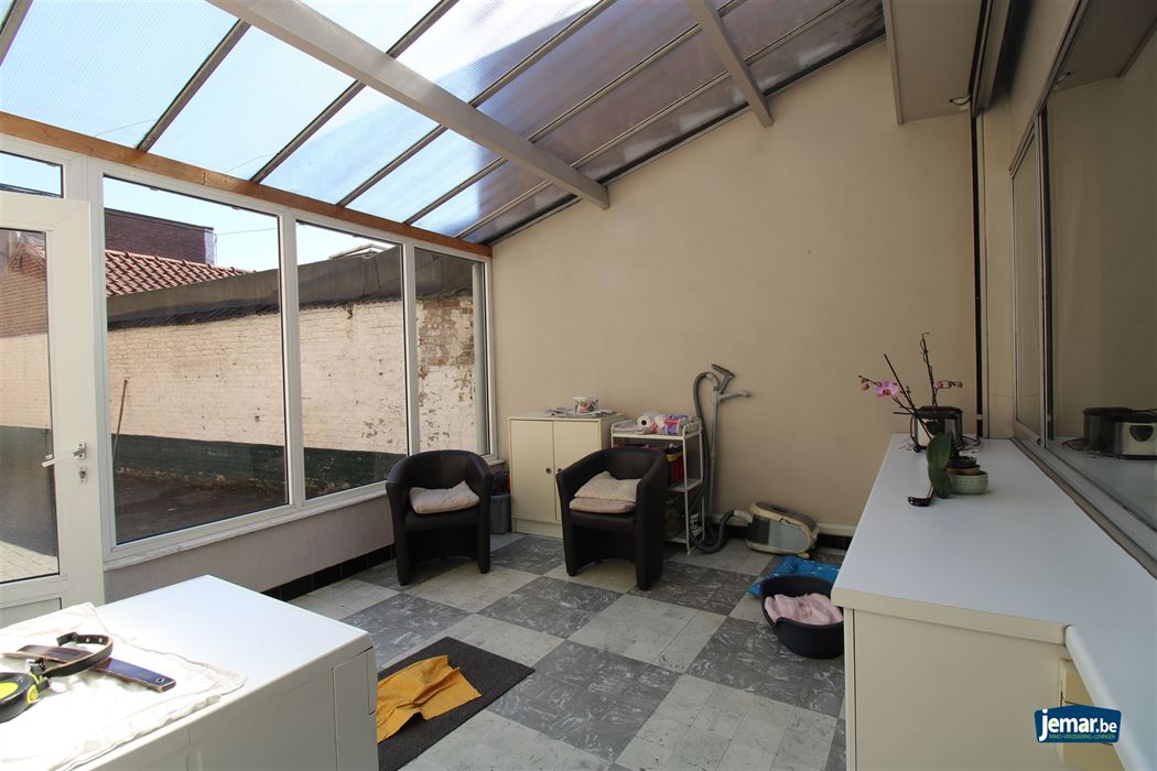 Karaktervol handelspand met woonst op toplocatie – ideaal om wonen en werken te combineren in het hart van Maasmechelen!