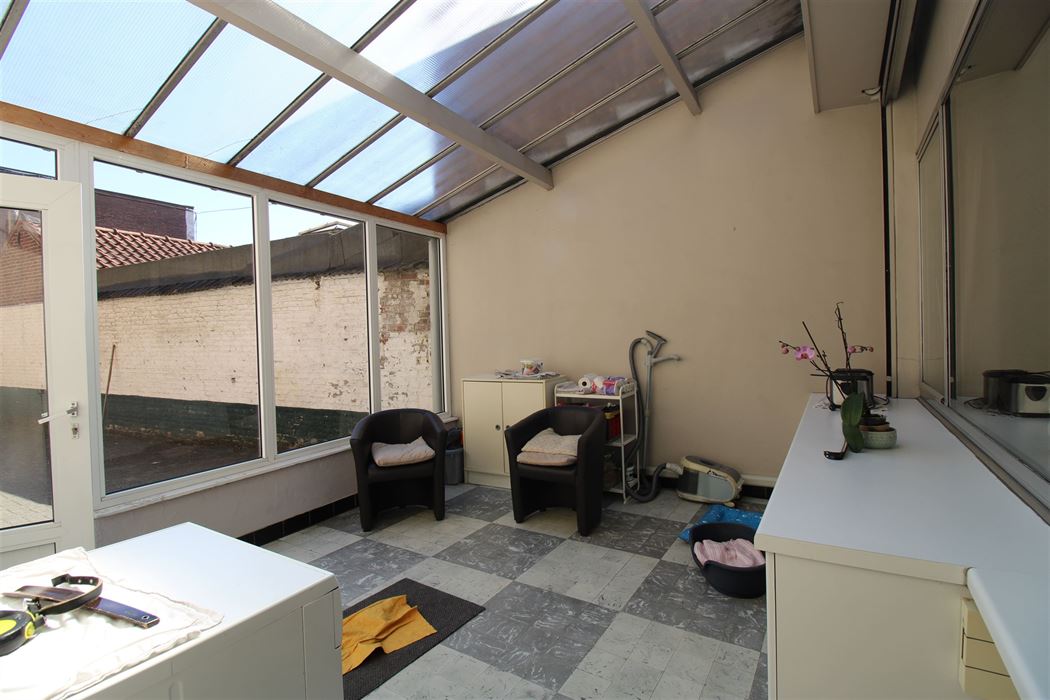 Karaktervol handelspand met woonst op toplocatie – ideaal om wonen en werken te combineren in het hart van Maasmechelen!