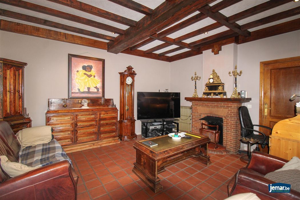 Karaktervol handelspand met woonst op toplocatie – ideaal om wonen en werken te combineren in het hart van Maasmechelen!