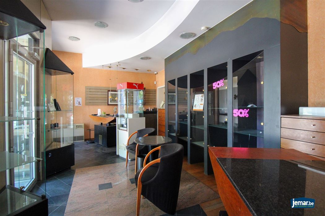 Karaktervol handelspand met woonst op toplocatie – ideaal om wonen en werken te combineren in het hart van Maasmechelen!