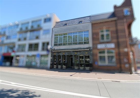 Karaktervol handelspand met woonst op toplocatie – ideaal om wonen en werken te combineren in het hart van Maasmechelen!
