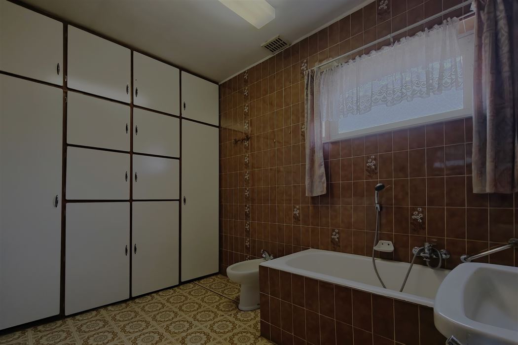 Goed onderhouden woning met 3 slpk. en 2 ingangen in Mopertingen