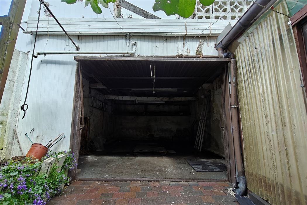 Op te frissen woning op zeer gunstige locatie nabij het centrum van Lanaken