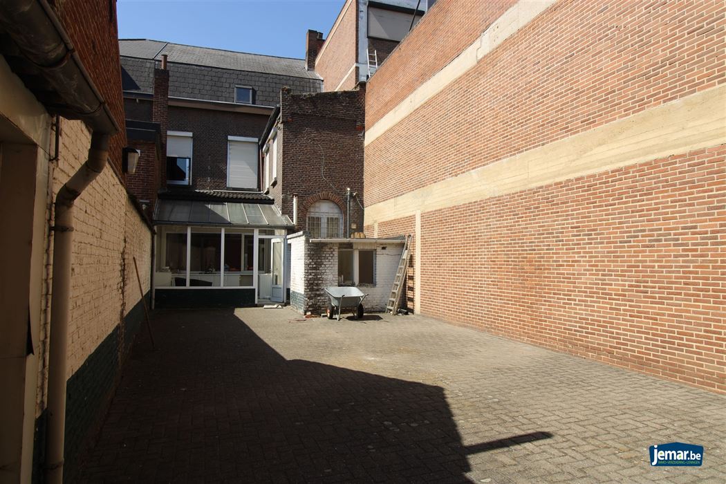 Karaktervol handelspand met woonst op toplocatie – ideaal om wonen en werken te combineren in het hart van Maasmechelen!