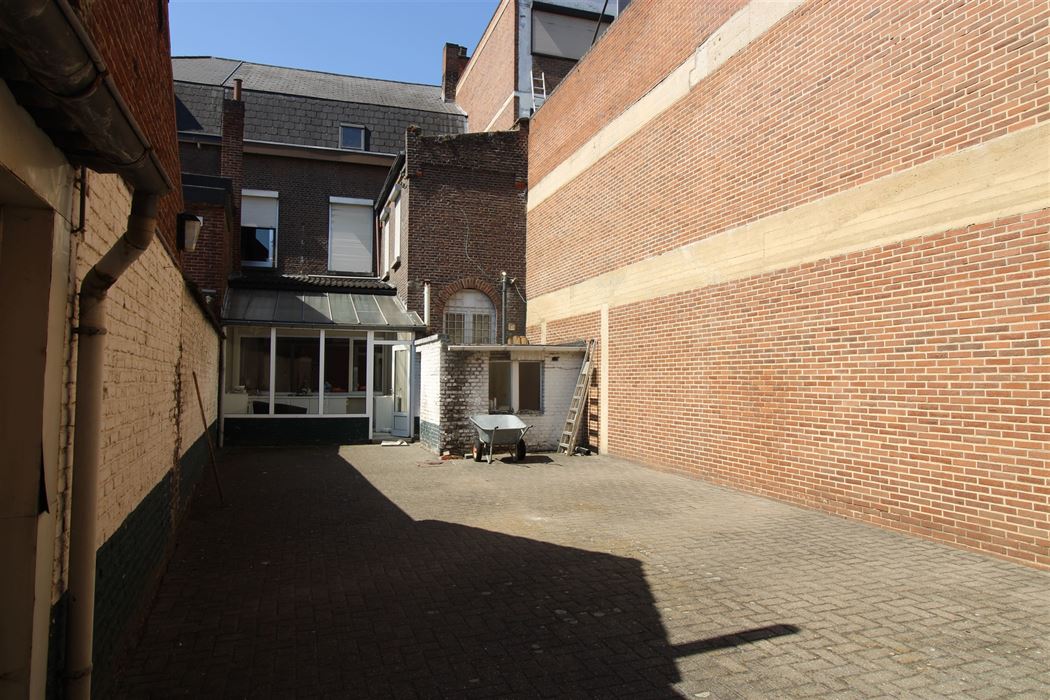 Karaktervol handelspand met woonst op toplocatie – ideaal om wonen en werken te combineren in het hart van Maasmechelen!