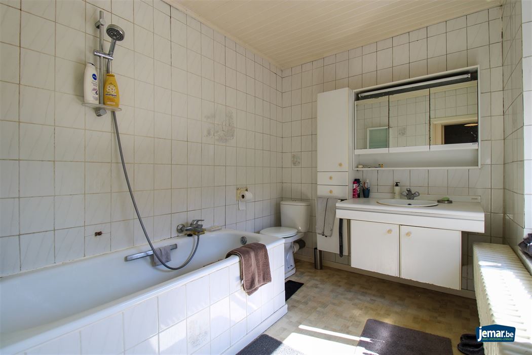 Karaktervol handelspand met woonst op toplocatie – ideaal om wonen en werken te combineren in het hart van Maasmechelen!