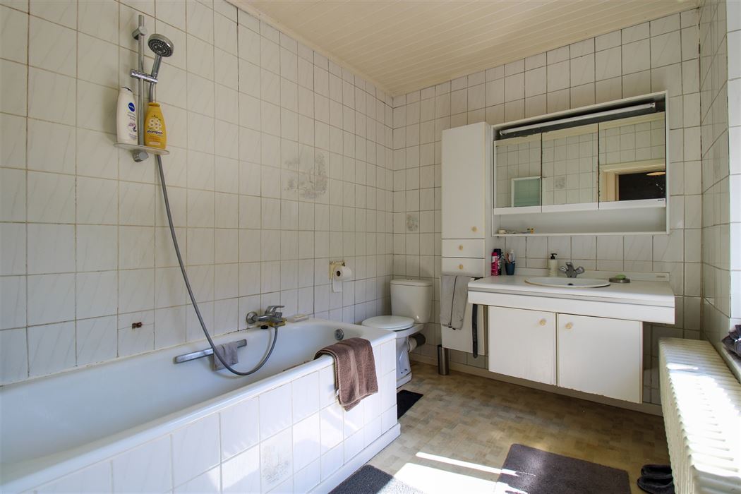 Karaktervol handelspand met woonst op toplocatie – ideaal om wonen en werken te combineren in het hart van Maasmechelen!