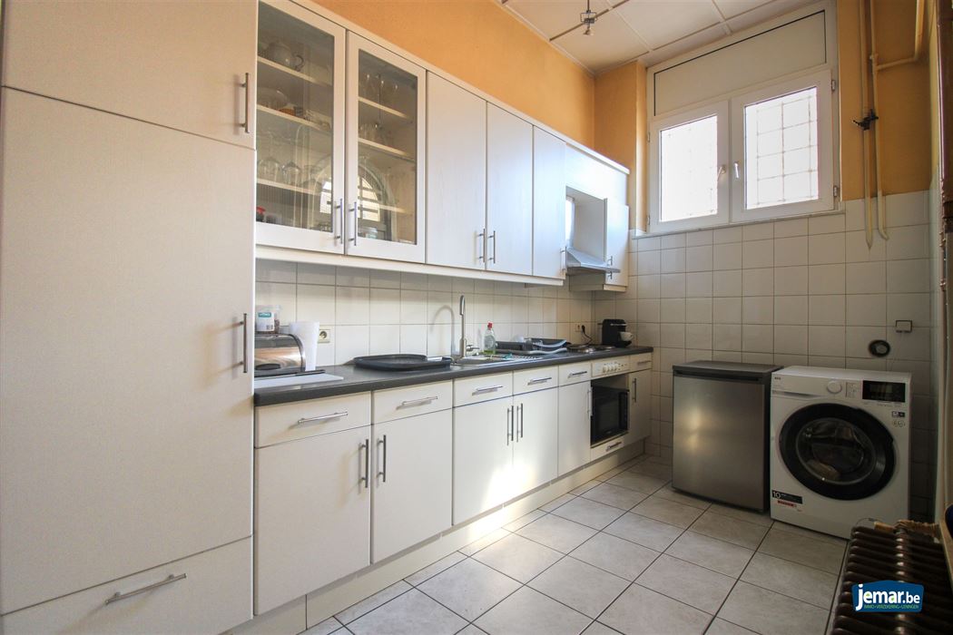 Karaktervol handelspand met woonst op toplocatie – ideaal om wonen en werken te combineren in het hart van Maasmechelen!