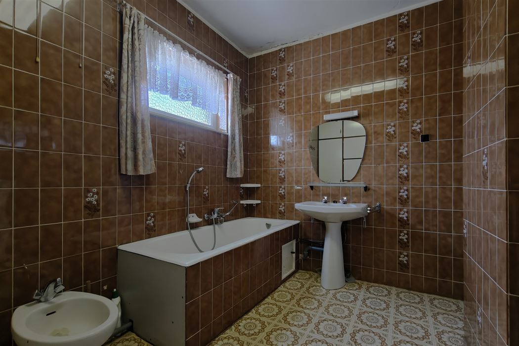 Goed onderhouden woning met 3 slpk. en 2 ingangen in Mopertingen