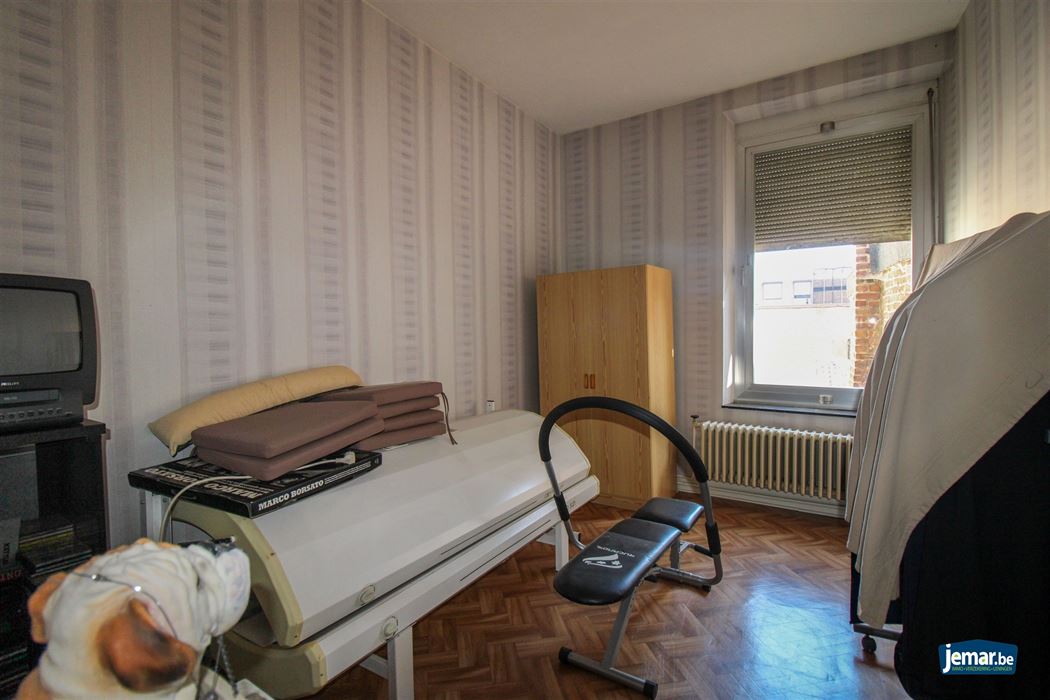 Karaktervol handelspand met woonst op toplocatie – ideaal om wonen en werken te combineren in het hart van Maasmechelen!