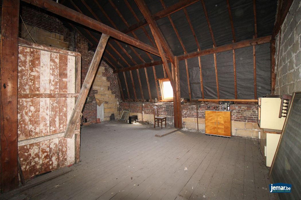 Karaktervol handelspand met woonst op toplocatie – ideaal om wonen en werken te combineren in het hart van Maasmechelen!