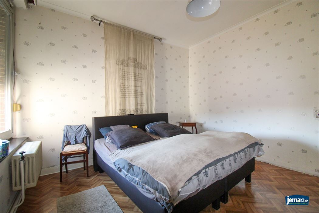 Karaktervol handelspand met woonst op toplocatie – ideaal om wonen en werken te combineren in het hart van Maasmechelen!