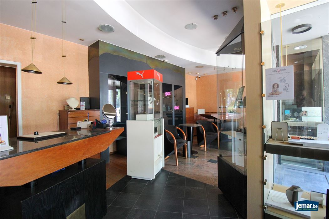 Karaktervol handelspand met woonst op toplocatie – ideaal om wonen en werken te combineren in het hart van Maasmechelen!