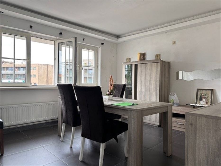 Handelspand met bovenliggend appartement met 1 slaapkamer gelegen op commerciële locatie in Maasmechelen!