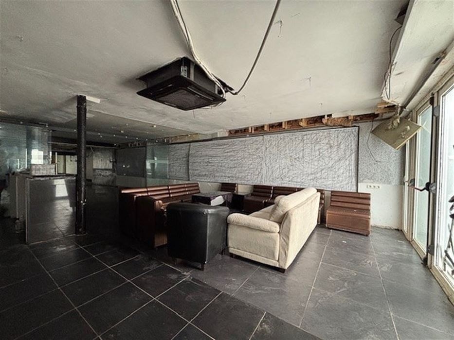 Handelspand met bovenliggend appartement met 1 slaapkamer gelegen op commerciële locatie in Maasmechelen!