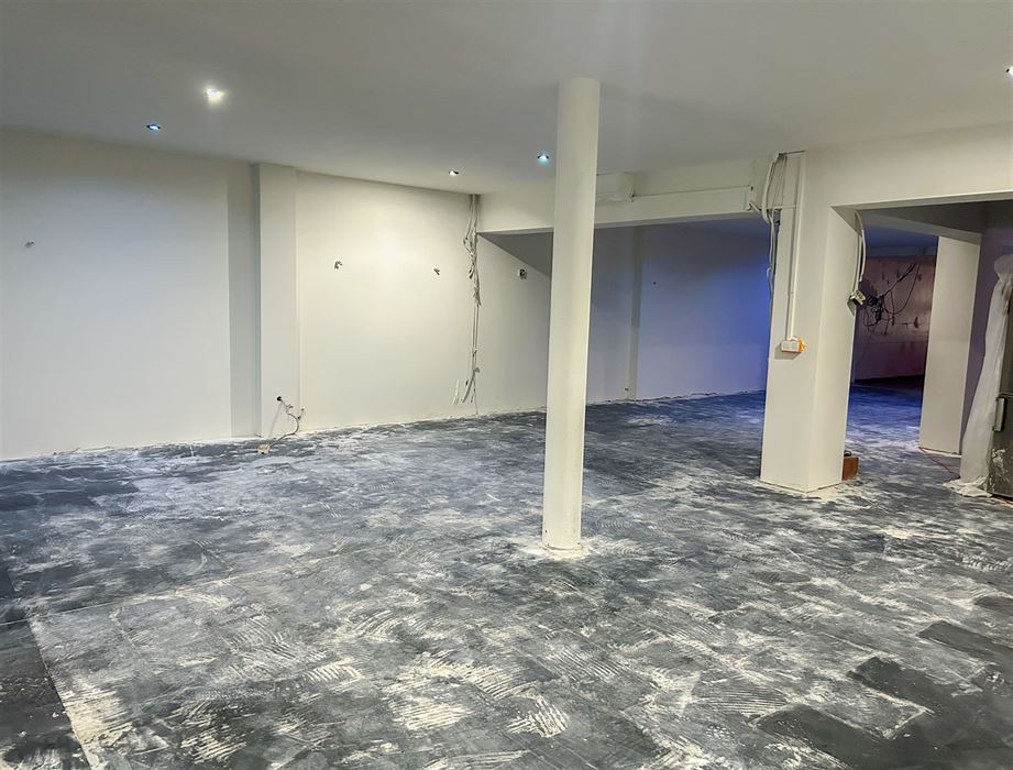 Handelspand met bovenliggend appartement met 1 slaapkamer gelegen op commerciële locatie in Maasmechelen!