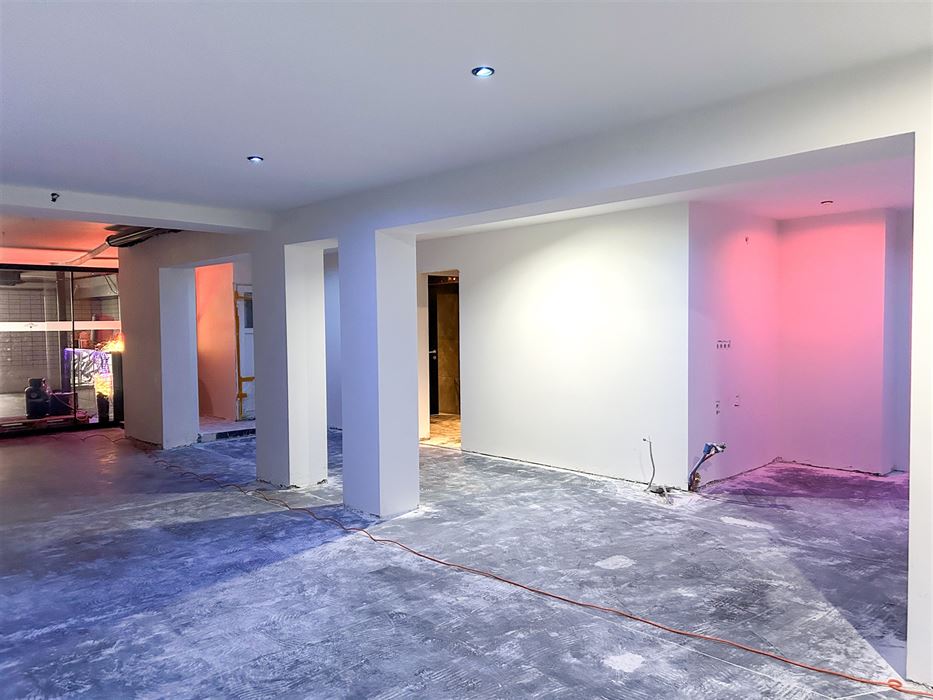 Handelspand met bovenliggend appartement met 1 slaapkamer gelegen op commerciële locatie in Maasmechelen!
