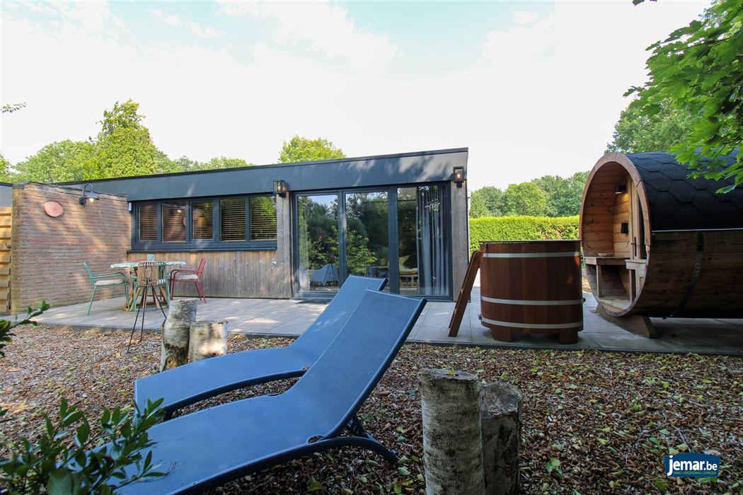Stijlvol gerenoveerde vakantiewoning op vakantiedomein Sonnevijver met 2 slaapkamers, gelegen aan de Maanvijver, instapklaar en inclusief inboedel – ideaal voor eigen gebruik of verhuur!