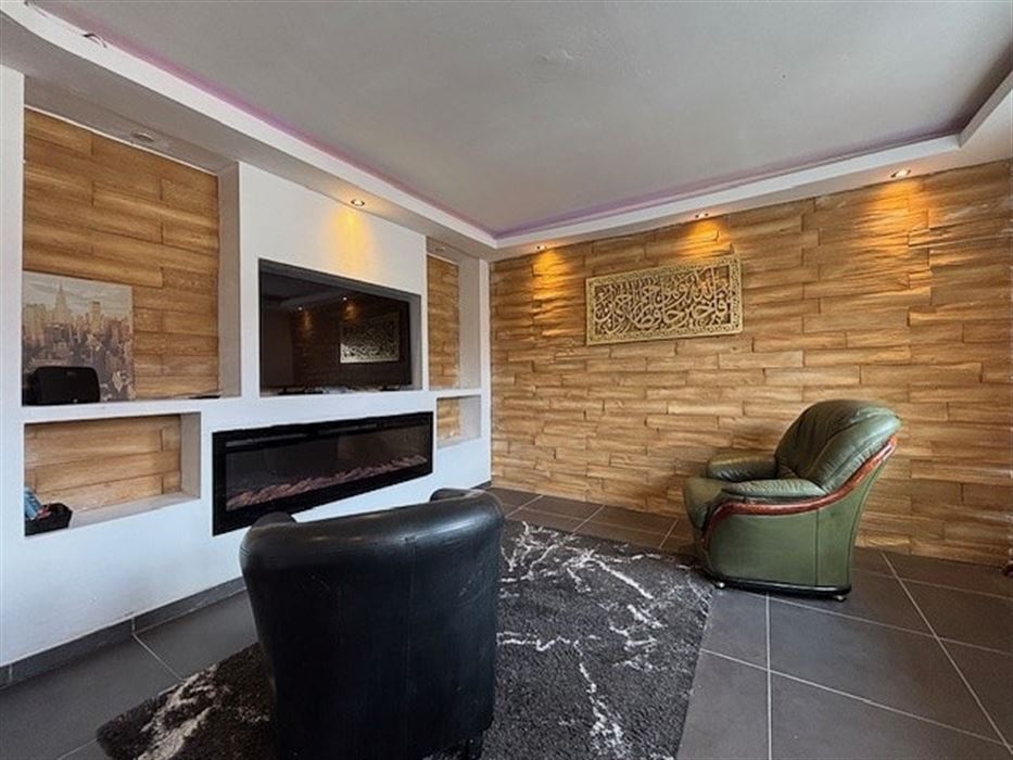 Handelspand met bovenliggend appartement met 1 slaapkamer gelegen op commerciële locatie in Maasmechelen!