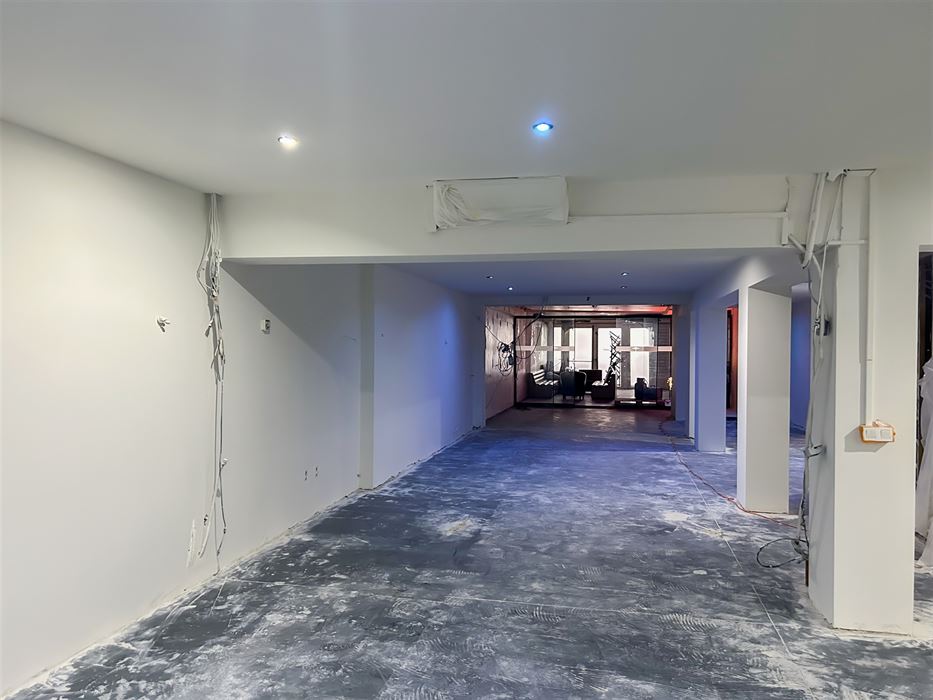 Handelspand met bovenliggend appartement met 1 slaapkamer gelegen op commerciële locatie in Maasmechelen!