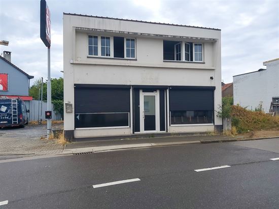 Handelspand met bovenliggend appartement met 1 slaapkamer gelegen op commerciële locatie in Maasmechelen!