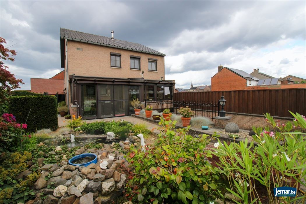 Instapklare en perfect onderhouden woning met 3 slaapkamers, 2 badkamers en een prachtige tuin van 6a74ca in hartje Maasmechelen!