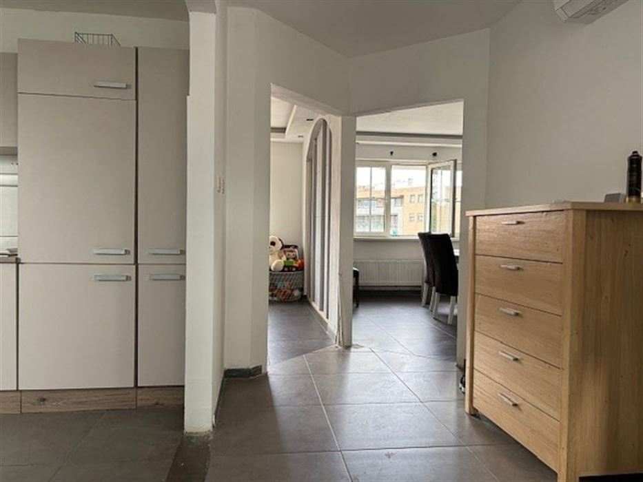 Handelspand met bovenliggend appartement met 1 slaapkamer gelegen op commerciële locatie in Maasmechelen!