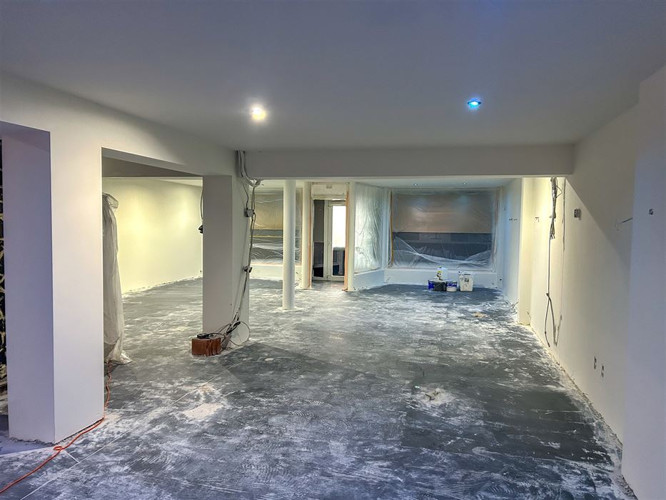 Handelspand met bovenliggend appartement met 1 slaapkamer gelegen op commerciële locatie in Maasmechelen!