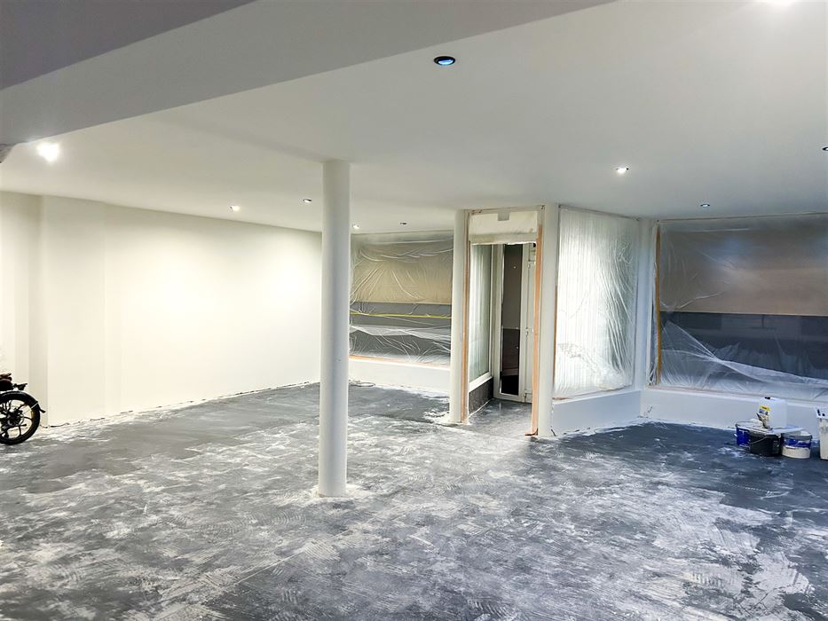 Handelspand met bovenliggend appartement met 1 slaapkamer gelegen op commerciële locatie in Maasmechelen!
