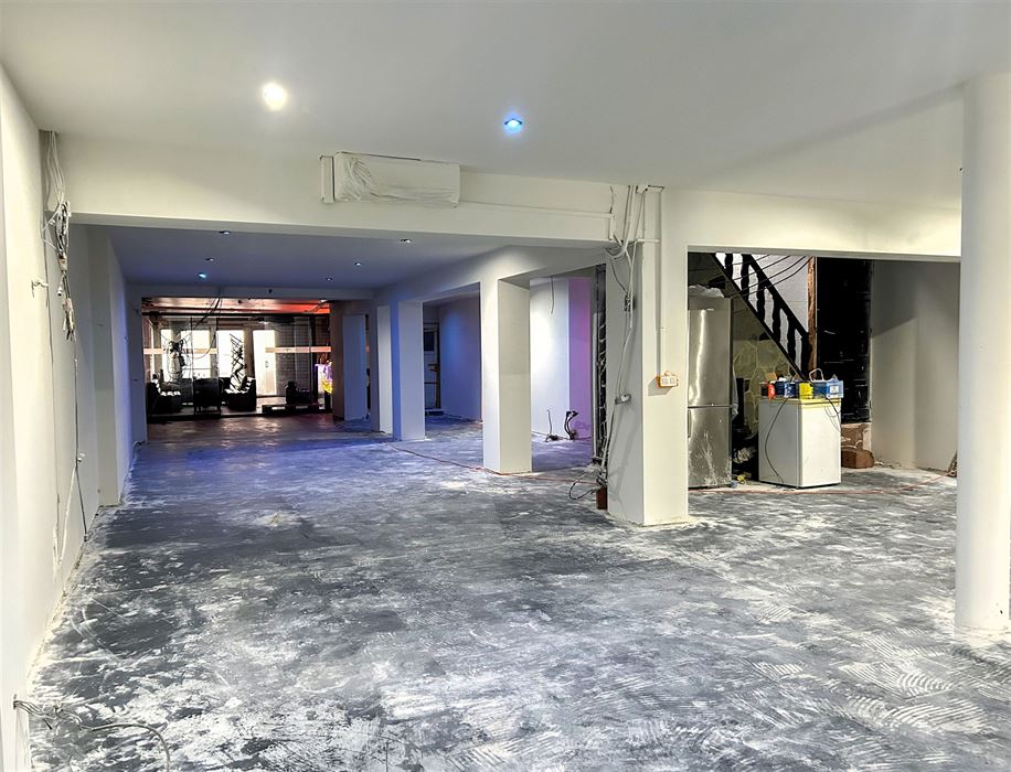 Handelspand met bovenliggend appartement met 1 slaapkamer gelegen op commerciële locatie in Maasmechelen!