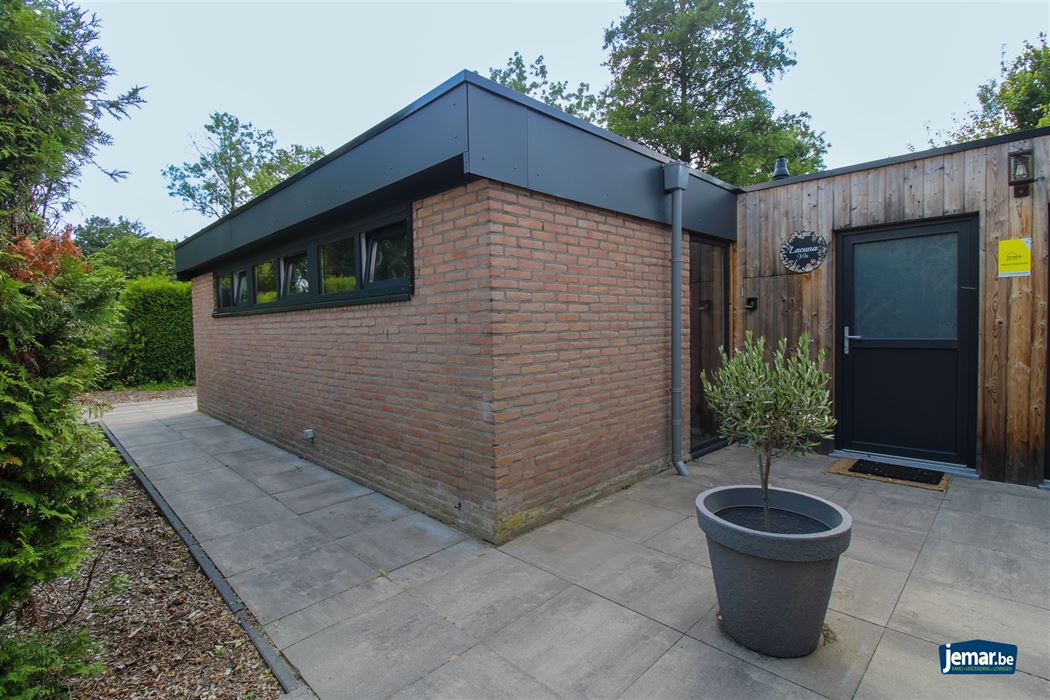 Stijlvol gerenoveerde vakantiewoning op vakantiedomein Sonnevijver met 2 slaapkamers, gelegen aan de Maanvijver, instapklaar en inclusief inboedel – ideaal voor eigen gebruik of verhuur!