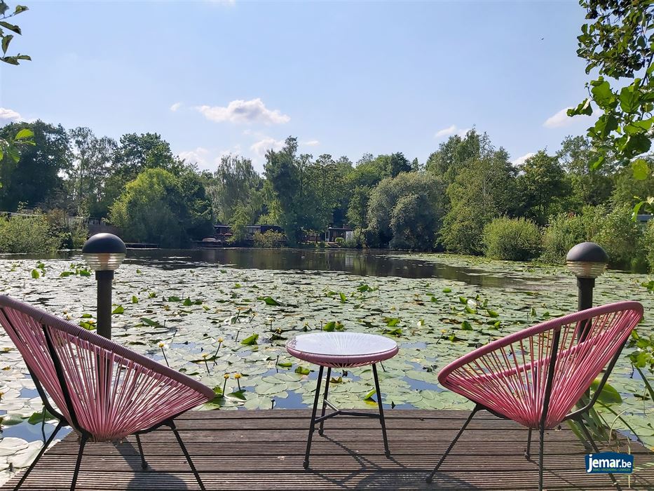 Stijlvol gerenoveerde vakantiewoning op vakantiedomein Sonnevijver met 2 slaapkamers, gelegen aan de Maanvijver, instapklaar en inclusief inboedel – ideaal voor eigen gebruik of verhuur!