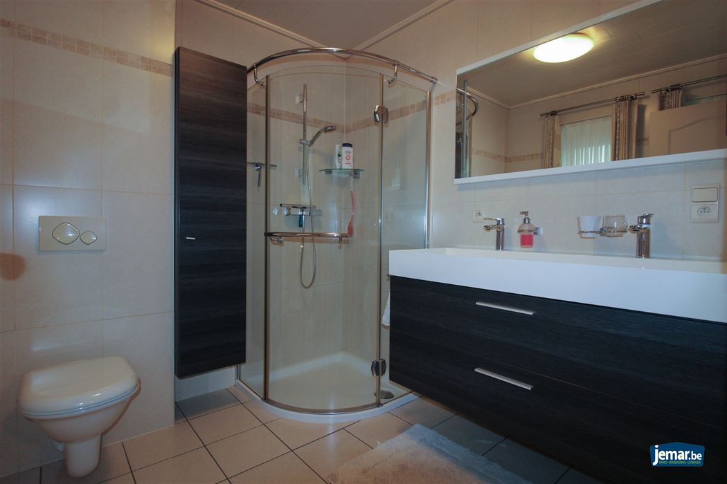 Instapklare en perfect onderhouden woning met 3 slaapkamers, 2 badkamers en een prachtige tuin van 6a74ca in hartje Maasmechelen!