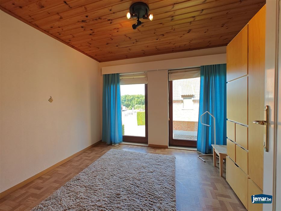 Half- open woning met 4 slaapkamers en apart garage