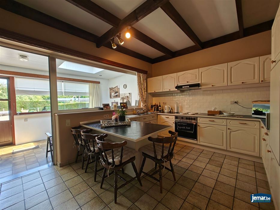 Half- open woning met 4 slaapkamers en apart garage