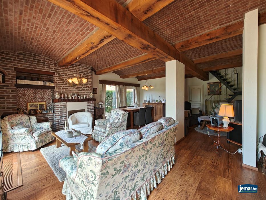 Half- open woning met 4 slaapkamers en apart garage