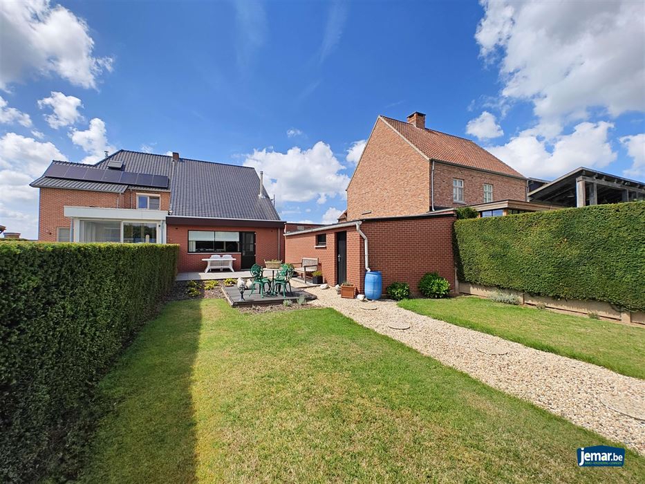 Half- open woning met 4 slaapkamers en apart garage