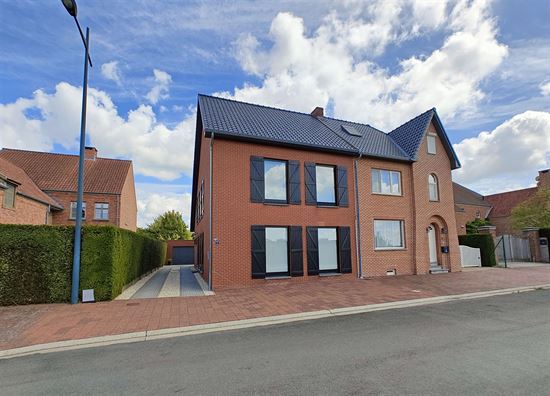 Half- open woning met 4 slaapkamers en apart garage