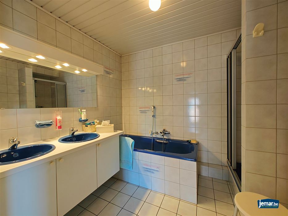 Half- open woning met 4 slaapkamers en apart garage