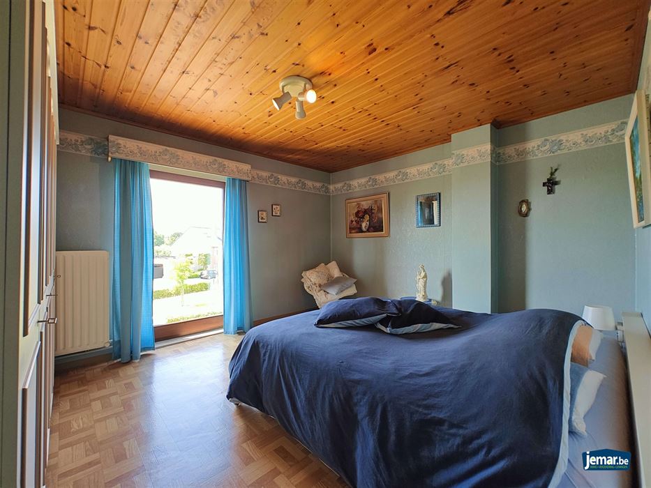 Half- open woning met 4 slaapkamers en apart garage