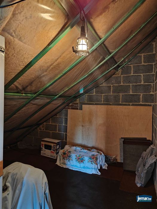 Half- open woning met 4 slaapkamers en apart garage