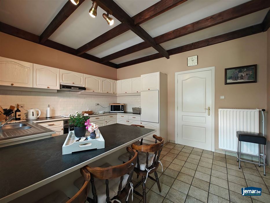 Half- open woning met 4 slaapkamers en apart garage